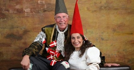 Sikke mange klokken slår En sjov og hyggelig julehistorie om at nyde julen i fulde drag Nissepigen Juliane kigger en morgen i sin julestrømpe, og til sin store overraskelse ligger der et brev fra selveste julemanden. Mærkeligt! For børn og nisser plejer at skrive til julemanden op til jul - ikke omvendt. Julemanden sender den glade og energiske nissepige ud for at finde hans ur, som er gået helt i stå. I sin søgen kommer hun til urmagernissen Hr. Julimus, som overhovedet ikke har tid til at se på julemandens ur. Han har bestemt ikke tid til at svare på noget som helst, fordi han har travlt med at nå det hele. Kun publikum kan hjælpe nisserne med at komme i den helt rette julestemning – og vigtigst af alt: få nisseuret til at virke igen, så gaverne kan blive færdige til tiden. Varighed: 40 minutter Medvirkende: Marianne Gonnov Bøgelund, Chris Skytte Komponist: Chris Skytte Sikke mange klokken slår